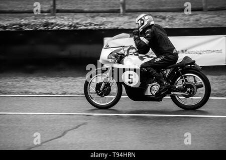 Ein klassisches Motorrad auf der Strecke in Goodwood Revival 2017 Stockfoto