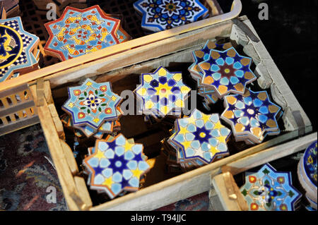 Fliesen, die für die Restaurierung der Shah Moschee in Isfahan, Iran Stockfoto