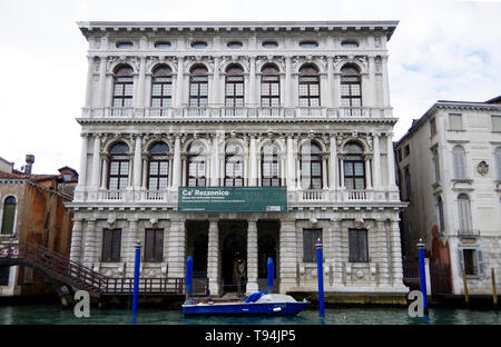 Das Ca' Rezzonica, einer der größten venezianischen Palazzi, einem Venezianischen barockes Meisterwerk von Baldassare Longhena, die 101 Jahre in Anspruch nahm, Stockfoto