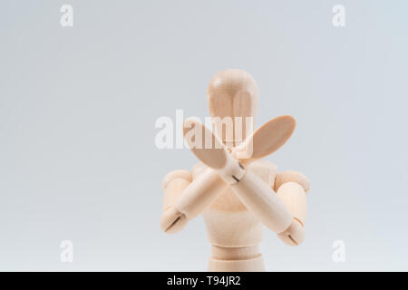 Weigerung, Geste, hölzerne Attrappe, kreuzte die Hände auf weißem Hintergrund, kopieren Sie Raum für Ihr Objekt oder Text Stockfoto