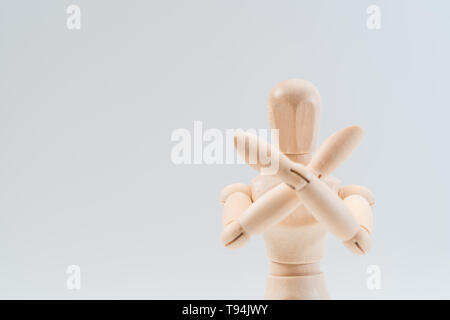 Weigerung, Geste, hölzerne Attrappe, kreuzte die Hände auf weißem Hintergrund, kopieren Sie Raum für Ihr Objekt oder Text Stockfoto