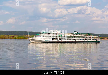 Samara, Russland - 11. Mai 2019: River Cruise Schiff mit Passagieren segeln an der Wolga im Sommer sonnigen Tag Stockfoto