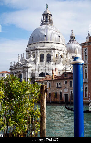 Dome der barocken Kirche Santa Maria della Salute aus über den Canal Grande gesehen Stockfoto