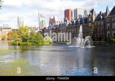 Der Binnenhof, dem Zentrum der niederländischen Regierung & Parlament, eines der ältesten Gebäude des Parlaments immer noch in Gebrauch, mit Wolkenkratzern hinter Stockfoto