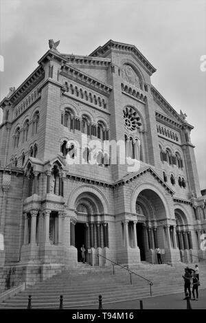 Monaco, Frankreich - 25. Oktober 2018: Touristen außerhalb der vorderen Stoßfänger der Römisch-katholischen St.-Nikolaus-Kirche. Stockfoto