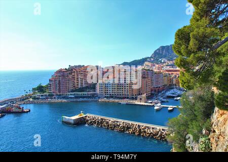 Querformat mit Blick auf den Hafen von Fontvieille im Französischen Fürstentum Monaco. Stockfoto