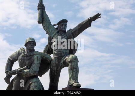 Blick auf die Matrosen und Soldaten Denkmal für das Meisterstück der Verteidiger von Sewastopol während des Zweiten Weltkrieges auf dem Hügel des Kap Kristall in Sevastop Stockfoto