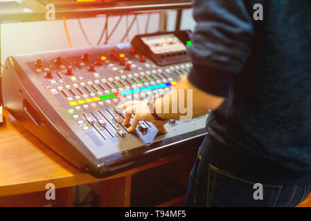 Mann mit Mischpult in Sound Recording Studio Stockfoto