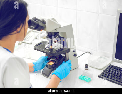 Bild des Wissenschaftlers mit Mikroskop im Labor Stockfoto