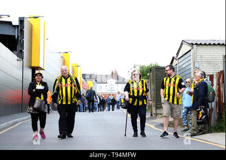 Eine allgemeine Ansicht von Watford Fans im Stadion vor der Premier League Match an der Vicarage Road, Watford anreisen. Stockfoto