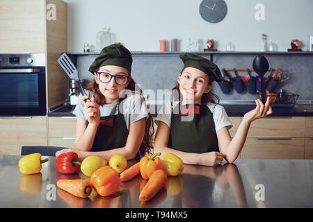 Mädchen Kinder Vorbereitung Cookies in der Küche. Stockfoto