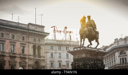 Mailand, Italien - 2 November, 2017: architektonische Details der Piazza del Duomo in der historischen Altstadt bei Sonnenuntergang an einem Herbstabend Stockfoto