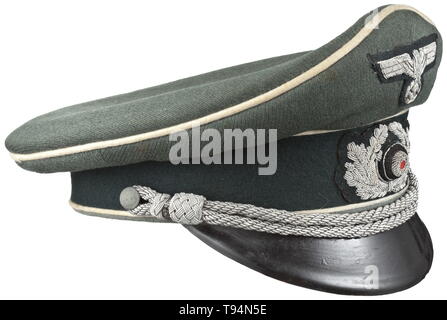 Eine Schirmmütze für Infanterie Offiziere Private kauf Stück im Feld - Grau gabardine, dunkelgrün Verkleidung band, weiße Paspel, Gelb silk Liner (Gap Trapez beschädigt), braunes Leder Schweißband, Hand gestickte Abzeichen, Netzkabel Offizier auf Zink-Tasten. Leichte Gebrauchsspuren und Alter. historischen, geschichtlichen, Armee, Streitkräfte, Bundeswehr, Militär, Militaria, Objekt, Objekte, Stills, Clipping, Clippings, Ausschneiden, Ausschneiden, Ausschnitten, 20. Jahrhundert, Editorial-Use - Nur Stockfoto