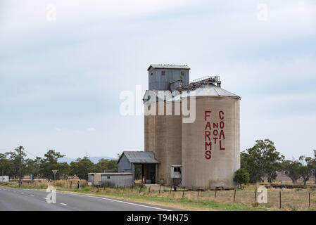 Ein Farmen nicht Kohle Protest anmelden in großen Buchstaben wird auf die Seite eines in Privatbesitz befindlichen Getreidesilo in der Nähe im Outback im Norden Westen von New South Wales lackiert Stockfoto