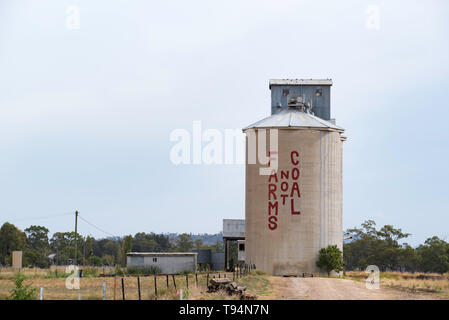 Ein Farmen nicht Kohle Protest anmelden in großen Buchstaben wird auf die Seite eines in Privatbesitz befindlichen Getreidesilo in der Nähe im Outback im Norden Westen von New South Wales lackiert Stockfoto