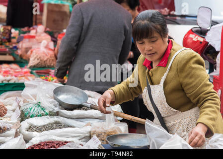 Der Lebensmittelmarkt in Chengdu, Sichuan, China öffnen Stockfoto