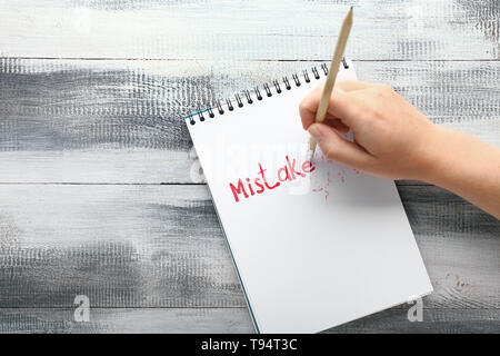 Frau löschen Text Fehler im Notebook geschrieben, Ansicht von oben Stockfoto