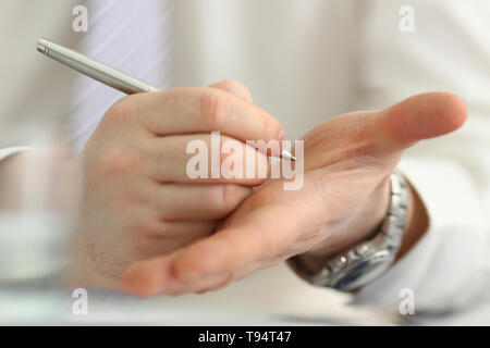 Männliche machen x Kreuz Hinweis mit Silber pen an seinem Arm für Bedenken in Nahaufnahme. Versuchen Sie, nicht zu vergessen zu tun Liste Konzept Stockfoto