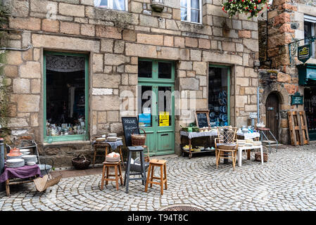 Paimpol, Frankreich - 28. Juli 2018: Die antiken Speicher in der Altstadt von Paimpol, Bretagne Stockfoto