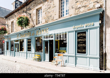 Paimpol, Frankreich - 28. Juli 2018: Alte Apotheke in der Altstadt von Paimpol, Bretagne Stockfoto