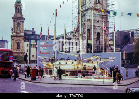 Suhaili am Ludgate Circus, London 1969 segelte von Robin Knox-Johnston, der als erster zu segeln, non-stop und Solo circumnavigation der Welt in der Sunday Times Golden Globe Race, das im Jahre 1968 begann und endete 1969 Suhaili ist der Name des 32 Fuß (9,8 m) Bermudas Ketch, dass in Indien gebaut wurde. Stockfoto