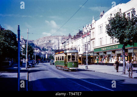 Llandudno, Colwyn Bay elektrische Eisenbahn, Straßenbahn Nr. 8 entlang Mostyn Street, Stadtzentrum von Llandudno entfernt und außerhalb der Marken und Spencers Store, die noch in Betrieb ist aus dem gleichen Gebäude. Hinweis Der alte Anstrich auf der shopfront. Bild im September 1955 getroffen Stockfoto