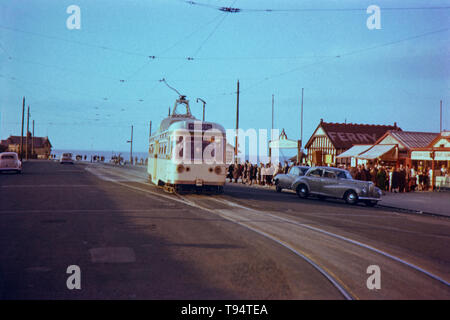 Single Deck Blackpool Tram auf dem Weg zum South Promenade über dem Strand. Bild, März 1956. Stockfoto