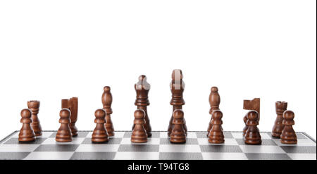 Schachfiguren auf Spiel gegen die weißen Hintergrund Stockfoto