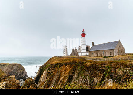 Camaret-sur-Mer, Frankreich - 29. Juli 2018: Pointe Saint Mathieu Leuchtturm in der Bretagne, Frankreich. Ein bewölkter Tag Stockfoto