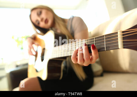 Musik kreative Idee weibliche Gitarristen Perfomance Stockfoto