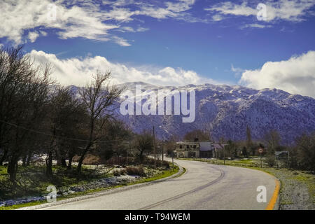 Wicklung Mountain Road. Reisen Konzept. In Kreta, Griechenland fotografiert. Stockfoto