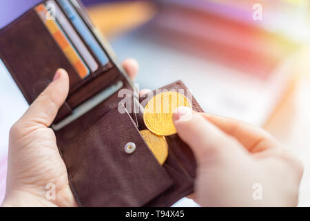 Hand virtuelle Goldene bitcoins in Wallet Stockfoto