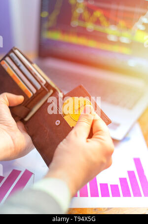 Hand virtuelle Goldene bitcoins in Wallet Stockfoto