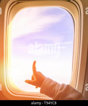 Kleines Kind mit seinem Finger auf Flugmodus Stockfoto