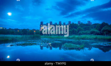 Die Universität Krankenhaus (Uniklinik) Aachen bei Nacht mit Reflexion in einem kleinen See. Die Klinik ist eine der größten in Europa und sieht eher lik Stockfoto