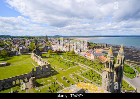 St Andrews Kathedrale und die Stadt St. Andrews, gesehen von der Oberseite des St Regel Turm, St Andrews, Fife, Schottland, Großbritannien. Stockfoto