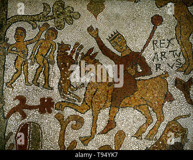 König Arthur Fahrten zu den Gral zu suchen. Szene aus dem Mosaik Boden der Kathedrale von Otranto, Süditalien. Das Mosaik läuft die ganze Länge des Kirchenschiffs, Sanctuary und Apsis ist aus dem 12. Jahrhundert in Datum, zwischen 1163 und 1165 erstellt von einer Gruppe von Künstlern unter der Leitung von Pantaleone Basilianer, ein Mönch aus dem Kloster von San Nicola Di Casole. Es zeigt Szenen aus dem Alten Testament und ritterlichen Zyklen, sowie Abbildungen aus mittelalterlichen Bestiarien. Stockfoto