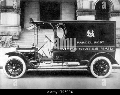 Neue White Motor Company Parcel Post mail Truck, 1914. Parcel Post ist ein Post für E-Mails, die zu schwer für die normale Briefpost. Es ist in der Regel langsamer als Briefpost. Die Entwicklung der Paketpost ist eng mit der Entwicklung des Eisenbahnnetzes ermöglichte, Pakete in loser Schüttung befördert werden verbunden, zu einem regelmäßigen Zeitplan und zu wirtschaftlichen Preisen. Stockfoto