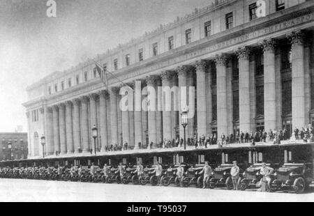 33 Denby Lkw Unternehmen drei - Viertel - Tonne - Körper Lkw wurden in New York City verkauft, die für die Post Office Department, 1914. Die James A. Farley Post Gebäude ist der United States Postal Service Gebäude in New York City. Die Postleitzahl ist 10001. Das 1912 erbaute Gebäude ist berühmt für mit der Inschrift: 'weder Schnee noch Regen oder Hitze noch Dunkel der Nacht bleibt diese Kuriere aus den raschen Abschluss der ernannten Umläufe. Stockfoto