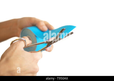 Frau schneid Physio Tape Rollen auf weißem Hintergrund Stockfoto