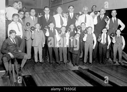 Titel: 'Singer Zwerge Bowling an YMCA." Sänger der Zwerge waren ein beliebtes vaudeville Gruppe in der ersten Hälfte des 20. Jahrhunderts. Leopold von Sänger (Mai 3, 1877 - März 5, 1951), Sänger der Zwerge in 1912-13, und baute die idget Liliputstadt, einer 'City' Die "Venedig in Wien" Amusement Park, wo Sie durchgeführt. Die Liliputstadt war ein großer Erfolg, Sänger begann mit seinem Darsteller in ganz Europa zu bereisen und dabei neue Mitglieder rekrutiert. Stockfoto