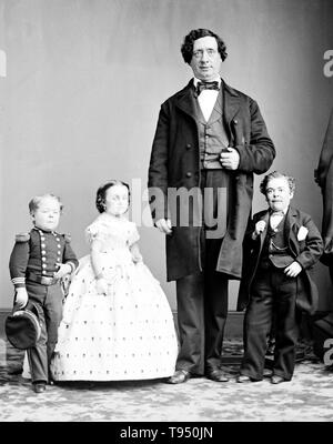 Mit dem Titel: "Gen. Tom Thumb, Fräulein Lavinia Warren, der Riese." Charles Sherwood Stratton (Januar 4, 1838 - Juli 15, 1883), "Allgemeinen Tom Thumb", war ein US-amerikanischer Zwerg Performer. P.T. Barnum, einem entfernten Verwandten (die Hälfte des fünften Vetter, zweimal entfernt), hörte über Stratton und nach seinen Eltern Kontakt, lehrte die Junge wie Singen, Tanzen, Mime, und berühmte Menschen ausgeben. Barnum nahmen junge Stratton auf einer Tour durch Europa, die ihn eine internationale Berühmtheit. Stockfoto