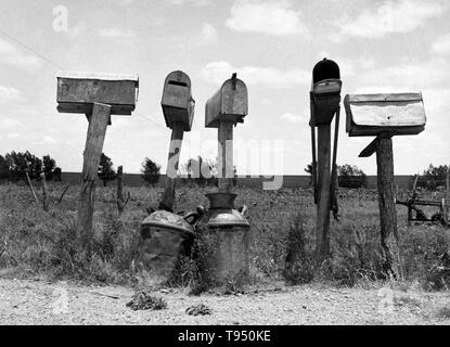 Titel: 'Mail-Boxen in Bell County, Texas. Drei dieser Briefkästen sind nicht in Gebrauch. Die Pächter haben die nach Traktor Landwirtschaft ersetzt worden." Vor der Einführung des ländlichen Kostenlose Lieferung (RFD) von der Post im Jahr 1896, viele ländliche Bewohner keinen Zugriff auf die e-mail hatte, es sei denn Sie sie in einem Postamt viele Meilen entfernt von ihren Häusern gesammelt oder angestellt, ein eigenes Unternehmen zu liefern. Stockfoto