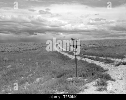 Mit dem Titel: "Ranch Mailbox in der Nähe von Farson, Wyoming." Vor der Einführung des ländlichen Kostenlose Lieferung (RFD) von der Post im Jahr 1896, viele ländliche Bewohner hatten keinen Zugang zu E-Mail, es sei denn Sie sie in einem Postamt viele Meilen entfernt von ihren Häusern gesammelt oder angestellt, ein eigenes Unternehmen zu liefern. Aus diesem Grund, Mailboxen nicht beliebt im ländlichen Amerika geworden, bis Bordsteinkante RFD Zustellung durch die Post war ein etablierter Service. Stockfoto