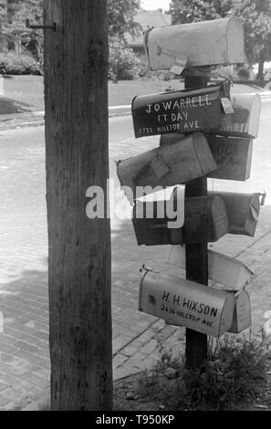 Titel: 'Mailboxes, central Ohio." Vor der Einführung des ländlichen Kostenlose Lieferung (RFD) von der Post im Jahr 1896, viele ländliche Bewohner hatten keinen Zugang zu E-Mail, es sei denn Sie sie in einem Postamt viele Meilen entfernt von ihren Häusern gesammelt oder angestellt, ein eigenes Unternehmen zu liefern. Aus diesem Grund, Mailboxen nicht beliebt im ländlichen Amerika geworden, bis Bordsteinkante RFD Zustellung durch die Post war ein etablierter Service. Stockfoto