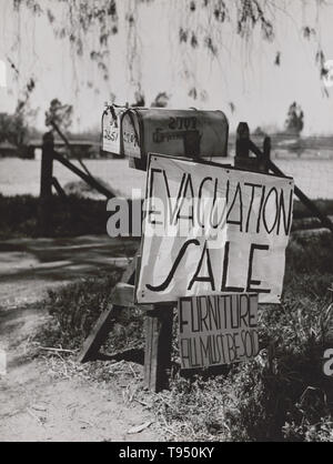 Mit dem Titel: "Die Evakuierung der Japaner von der Westküste Gebiete unter U.S. Army war Emergency Order Japanische versuchen, ihre Sachen zu verkaufen." Der internierung der Japaner während des Zweiten Weltkriegs war die Zwangsumsiedlung und Internierung in Lagern von 110,000-120, 000 Menschen japanischer Abstammung, von denen die meisten an der pazifischen Küste lebte. 62 % der Internierten waren Bürger der Vereinigten Staaten. Diese Aktionen wurden von Präsident Franklin D. Bestellt Stockfoto