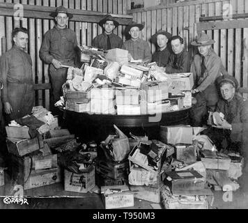 Am einschiffungshafen Offiziere in der Armee wurde ein "Weihnachten "Krankenhaus für die Reparatur von Weihnachten Boxen in die e-mails empfangen für den Versand nach Übersee an amerikanische Soldaten in Frankreich. Auf diesem Foto sehen Sie einen Stapel des beschädigten Kartons Warten auf Prüfung und Reparatur. Es war notwendig, um wieder neu, über 11.000 Weihnachtspäckchen und viele andere Pakete wurden weniger Ernst im Transit auf die Einschiffung Hafen beschädigt. Insgesamt 200.000 Weihnachten Pakete nach Frankreich ging aus diesem Land. Ausschuss für öffentliche Informationen, 1918. Stockfoto