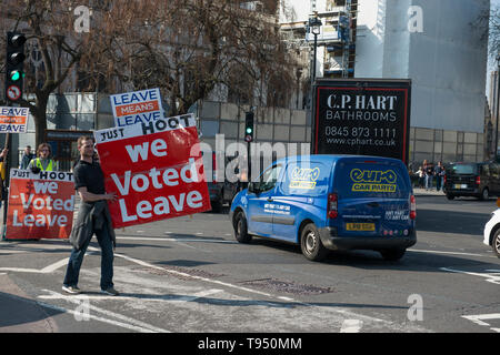 29.März 2019 Der Tag, an dem die Großbritannien bedeutete, war die EU zu verlassen. Parliament Square sah einen Protest und Demonstration der Verlassen bedeutet Gruppe verlassen Stockfoto