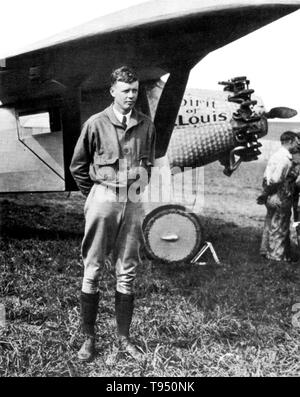 Charles Augustus Lindbergh (4. Februar 1902 - 26. August 1974) war ein amerikanischer Flieger, Autor, Erfinder und Sozialaktivist. Er erlangte Weltruhm für seine Solo non-stop-Flug am Mai 21, 1927, von Roosevelt Field, Long Island zu Le Bourget in Paris, fast 3.600 Satzung Meilen, in der Einzel-, einmotoriges Zweck Ryan monoplan Geist von Saint Louis gebaut. Er war der Ehrenmedaille ausgezeichnet für seine historische ausnutzen. Stockfoto