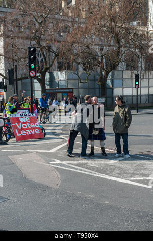 29.März 2019 Der Tag, an dem die Großbritannien bedeutete, war die EU zu verlassen. Parliament Square sah einen Protest und Demonstration der Verlassen bedeutet Gruppe verlassen Stockfoto